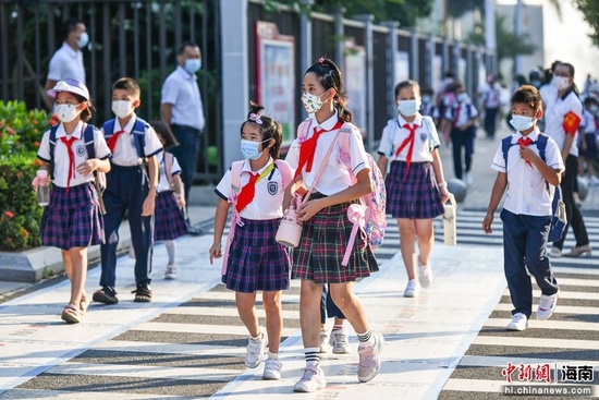  图为海口市琼山区椰博小学的学生有序开学返校。骆云飞摄