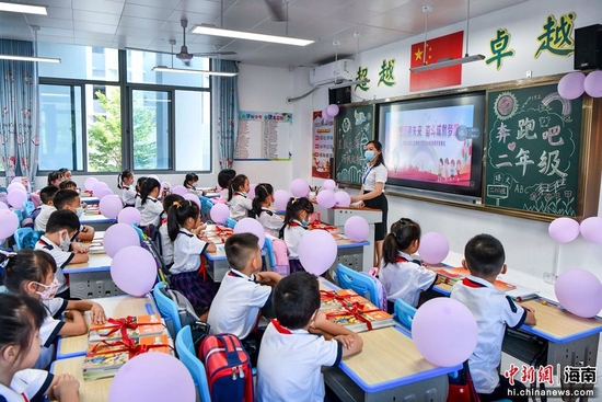  图为海口市琼山区椰博小学的二年级学生返校上课。骆云飞摄