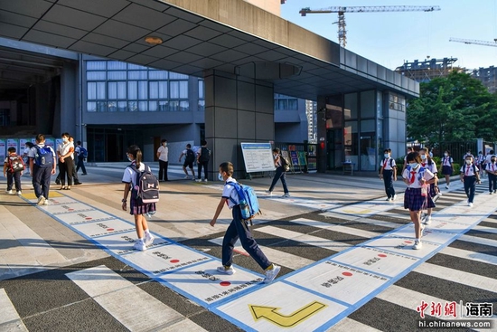  图为海口市琼山区椰博小学的学生有序开学返校。骆云飞摄