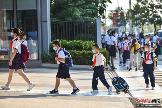  图为海口市琼山区椰博小学的学生有序开学返校。骆云飞摄
