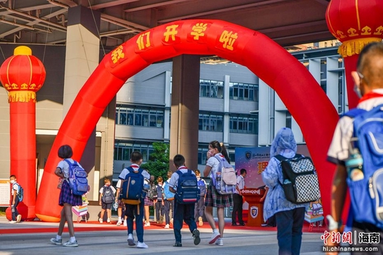  图为海口市琼山区椰博小学的学生有序开学返校。骆云飞摄
