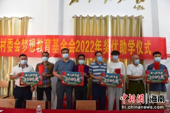 奖学金颁发仪式。林小丹 摄