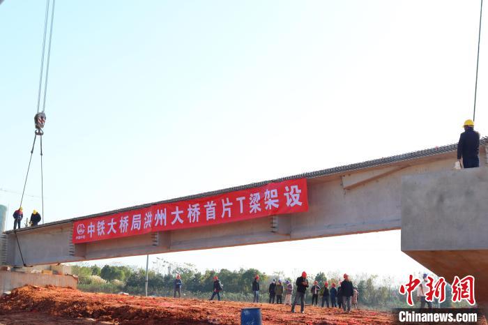 南昌市第九座跨江大桥洪州大桥首梁架设成功