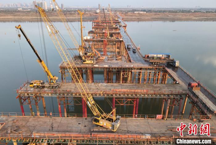 航拍南昌市洪州大桥建设画面。(资料图) 伍子轩 摄
