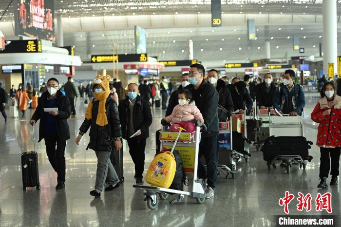 图为机场出发大厅客流增大。　陈超 摄