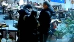顾客吃饭突遭持刀锁喉，店主