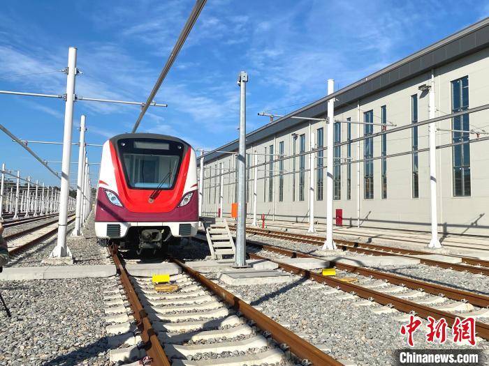 “中国造”土耳其最快地铁列车载客运营