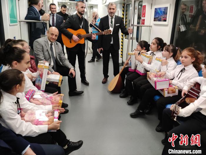 此次开通线路34公里，途经伊斯坦布尔三个地区9个站，预计日均运量可以达到80万人次。　中车株机供图