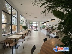 在小县城开咖啡店的90后年轻