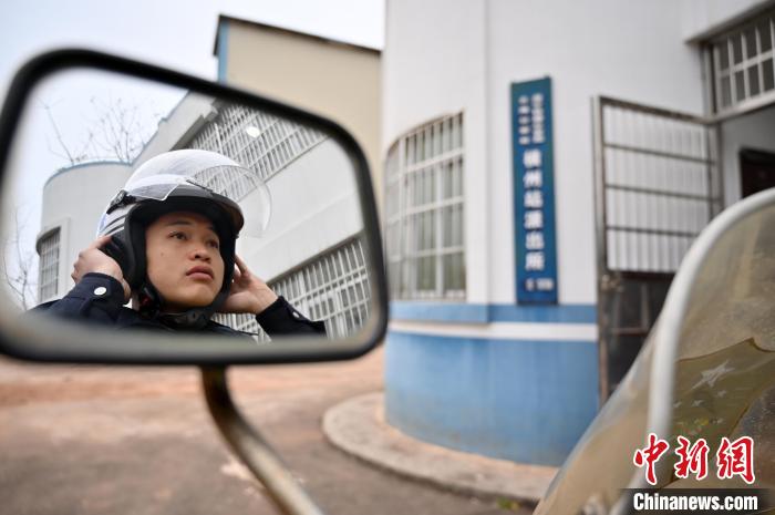 广西小站铁警：一人一铁骑水陆两栖护航春运路