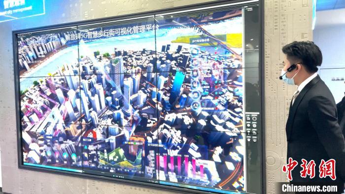 图为解放碑商圈“智慧中枢”管控平台系统实时更新商圈各项数据。　赵泓潇 摄