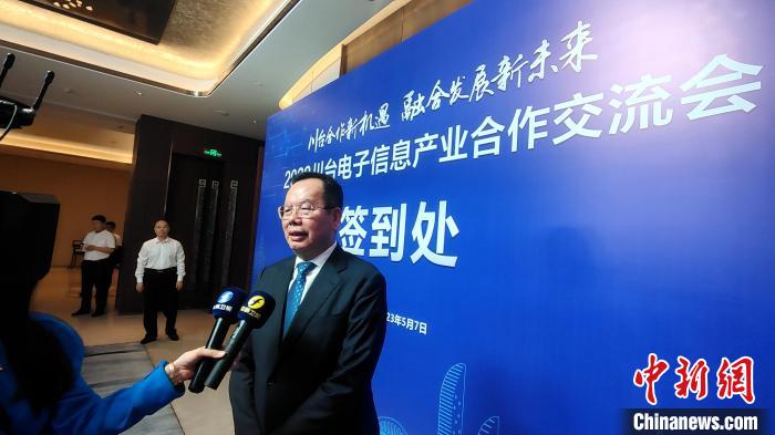 全国台企联常务副会长、宸展光电独立董事吴家莹接受媒体采访。　