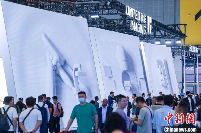 国产高端设备亮相CMEF：探索精尖外科手术数字化复合诊疗加速“AI+医疗”