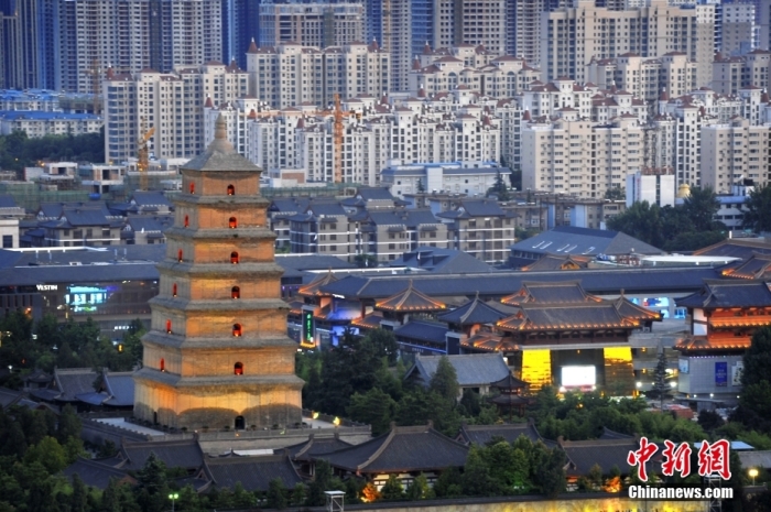 资料图：夜幕下的大雁塔与西安的城市建筑“古今同框”，展现着浓浓的盛唐风韵。