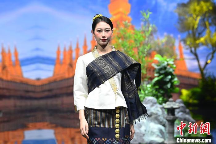 图为老挝传统服饰。