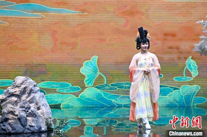 图为中国传统服饰。