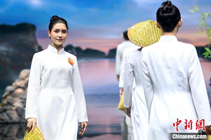 中外服饰时装秀亮相广西南宁
