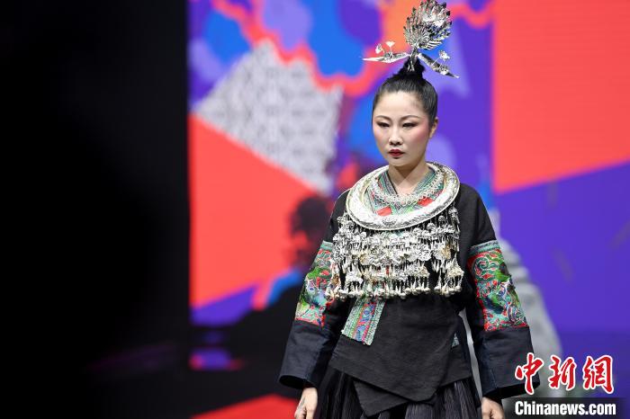 图为各色民族服饰亮相。