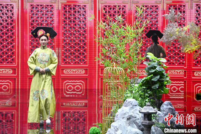 图为清朝服饰。