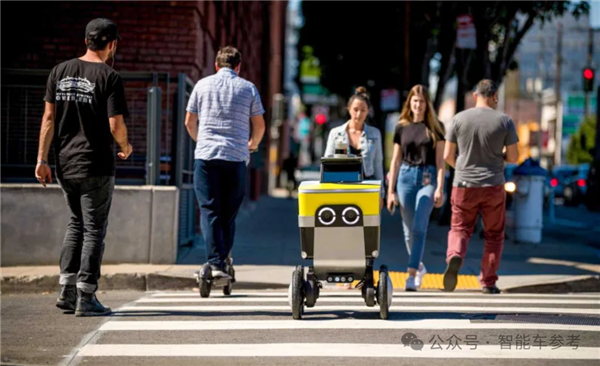 全球首例！Robotaxi与机器人街头相撞 沉默一分钟淡定离场